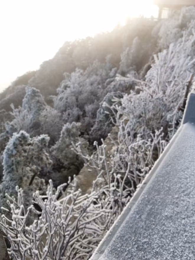 Những thành đá tại thành phố trên mây trở cũng trắng xóa bởi lớp tuyết trắng.