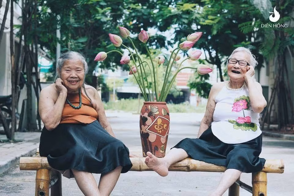 Bộ ảnh ghi lại khoảnh khắc hai cụ bà cùng vui đùa cùng nhau, thể hiện tình bạn già thân thiết, tạo dáng biểu cảm cùng hoa sen với những cử chỉ rất hồn nhiên mà không kém phần đáng yêu.