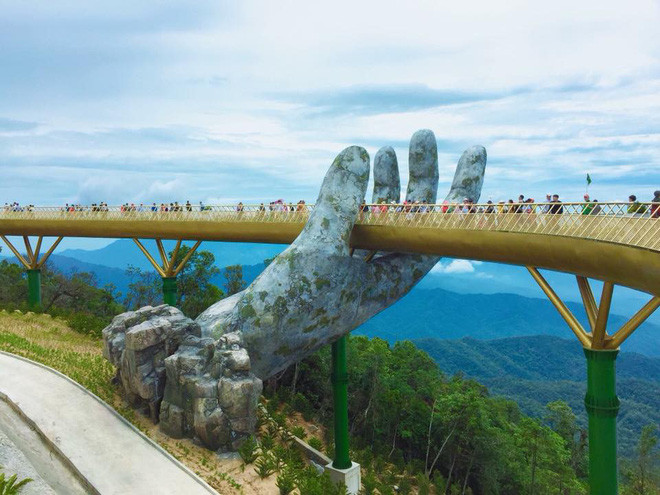 Người đăng tải viết caption chê Cầu Vàng ở Đà Nẵng rằng: "Nhìn mà chán", có ý so sánh cảnh quan trên cầu trong thực tế không hề ảo diệu như khi nó xuất hiện trên phim ảnh vì lượng người đổ lên cầu đông đúc cản trở tầm nhìn.