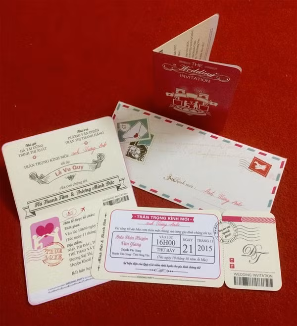 Mới đây, trên trang cá nhân của mình hot girl Hà thành là Hà Min đã cho đăng tải bộ ảnh cưới siêu quyến rũ của mình. Kèm theo đó là tấm thiệp cưới hết sức độc đáo. Tấm thiệp cưới của nàng hot girl sinh năm 1991 này giống như một cuốn visa.