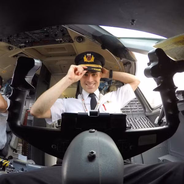 Tom Cross năm nay 26 tuổi sinh ra và hiện đang làm việc tại Australia.