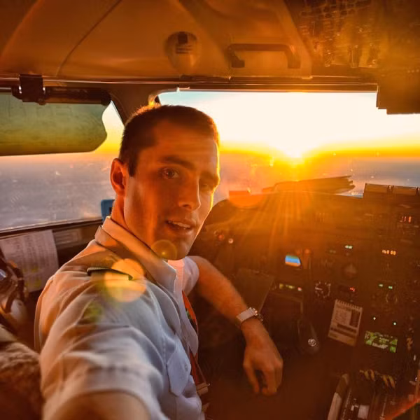 Hot boy phi cong thich tu suong truoc gio bay