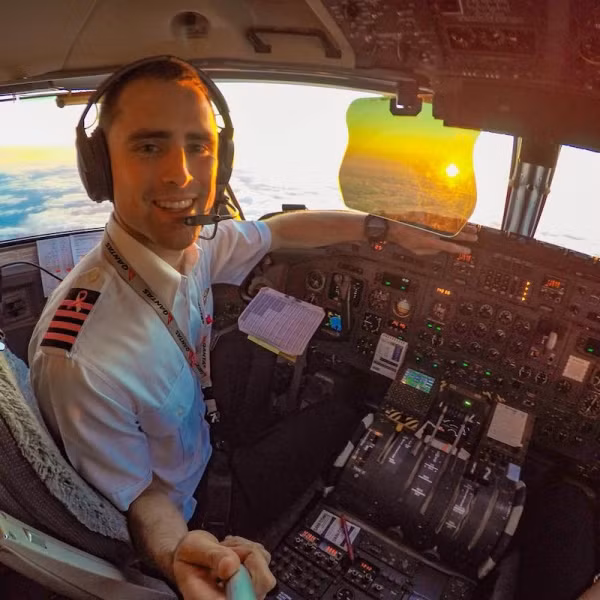 Trang cá nhân của Tom Cross thu hút hơn 50 ngàn lượt theo dõi những bức ảnh tự sướng trước hành trình bay của anh chàng phi công đẹp trai này.