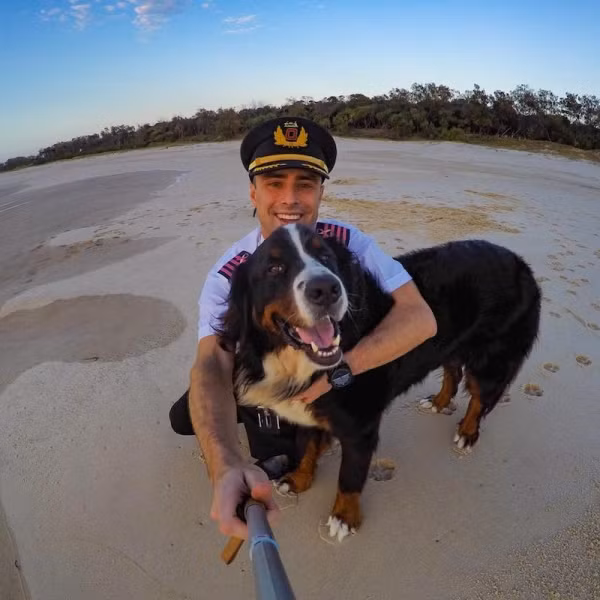 Sau những giờ bay căng thẳng Tom lại về bên chú cún yêu quý của mình có tên là Cully.