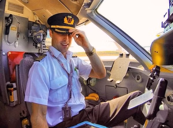 Công việc phi công rất khó khăn, và cũng giống như những người bạn làm trong ngành hàng không khác, anh có rất ít thời gian để kết bạn hay sống một cuộc sống bình thường, vì vậy mạng xã hội chính là thứ giúp anh giữ liên lạc với mọi người.