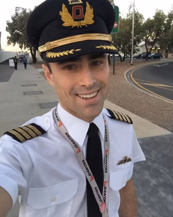 Chính vì sự nổi tiếng của mình trên trang mạng xã hội, anh chàng phi công nổi tiếng đẹp trai này được hãng hàng không mà mình đang làm chọn làm gương mặt đại diện.