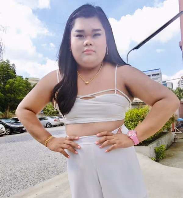 Cụ thể, mới đây trên trang cá nhân của mình, hiện tượng MXH Happy Polla bất ngờ chia sẻ hình ảnh mới nhất của mình gầy hơn, trắng hơn, nữ tính hơn rất nhiều so với trước đây. Điều này khiến nhiều người tỏ ra vô cùng bất ngờ và tự hỏi rằng "ai rồi cũng sẽ khác và Happy Polla cũng không ngoại lệ sao?".