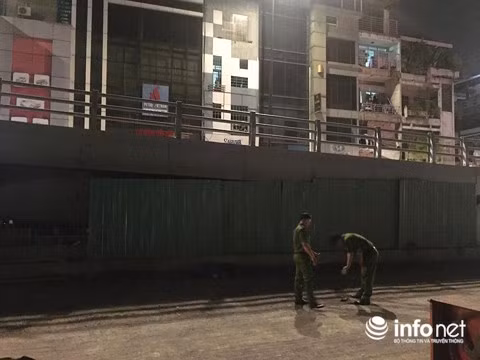 Cơ quan công an khám nghiệm hiện trường điều tra nguyên nhân người đàn ông tử vong.