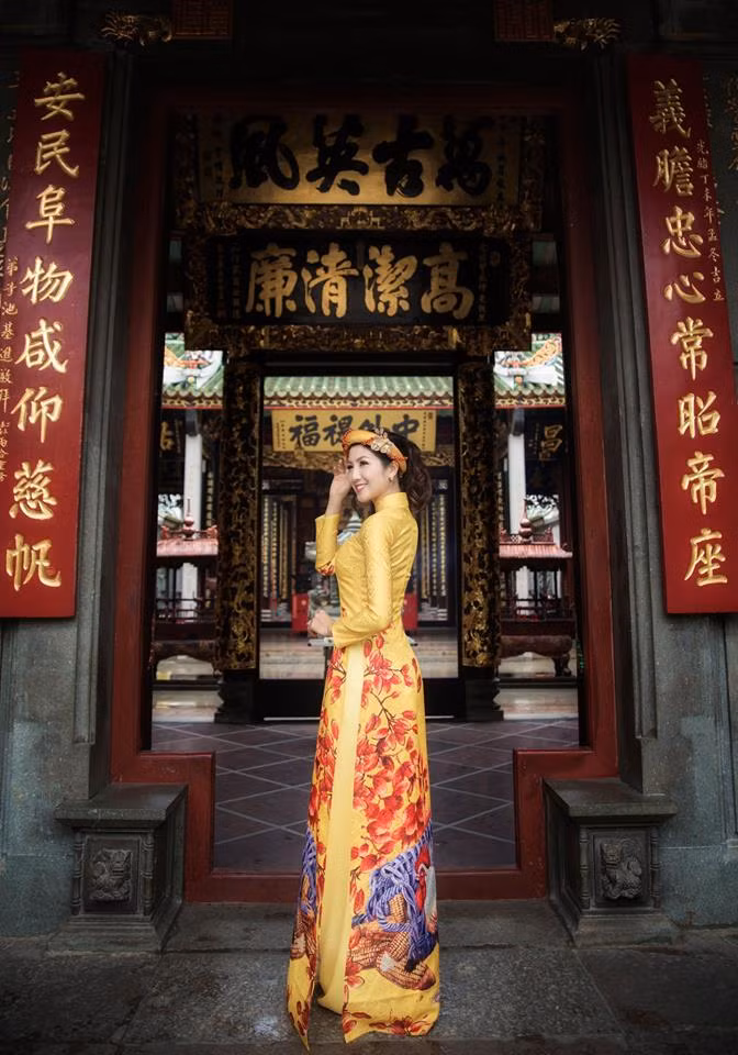 Trong không gian cổ kính tại một ngôi đền tại Sài Gòn cùng tà áo dài màu vàng cực bắt mắt, nữ game thủ xinh đẹp khoe dáng chuẩn hút hồn dân mạng.