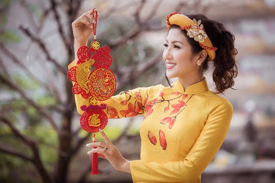 Nu game thu Viet xinh lung linh trong ao dai Tet