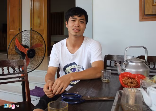 Hình ảnh Công Phượng ngồi bên hiên nhà mới chắc chắn sẽ còn in đậm trong trái tim của những NHM anh. Ảnh: Zing