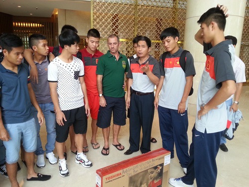 Còn nhớ, khi thi đấu trong màu áo U19 Việt Nam, biết được hoàn cảnh nghèo khó của tiền đạo Công Phượng, các đồng đội và BHL đã chung tiền để mua tặng cho gia đình anh một chiếc tivi. Chiếc tivi này đã giúp ông Nguyễn Công Bảy (bố Công Phượng) có thể theo dõi cậu con trai thi đấu. Ảnh: Thethaovietnam.