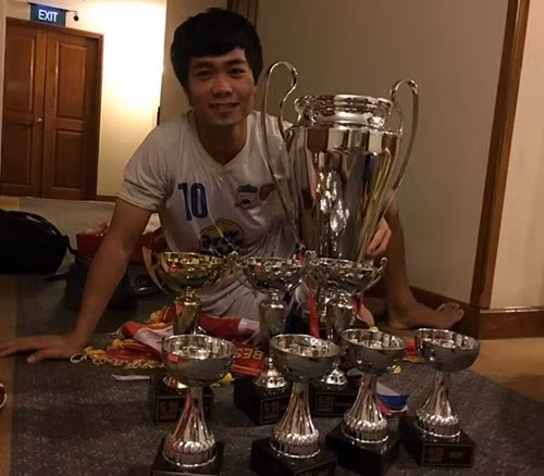 Sau khi ghi dấu ấn trong lòng NHM trong màu áo của U19 Việt Nam, Công Phượng trở về thi đấu cho CLB chủ quản HAGL tại V.League và các giải đấu trẻ. Tại đây, năm 2015 chính anh và các đồng đội đã lên ngôi vô địch tại giải U21 Quốc tế cũng bằng lối đá cuốn hút và đầy kĩ thuật. Ảnh: FBNV.