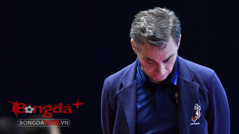 HLV ĐT Futsal Nhật Bản ngán ngẩm sau trận thua muối mặt trước Kyrgyzstan. Ảnh: Bongdaplus.