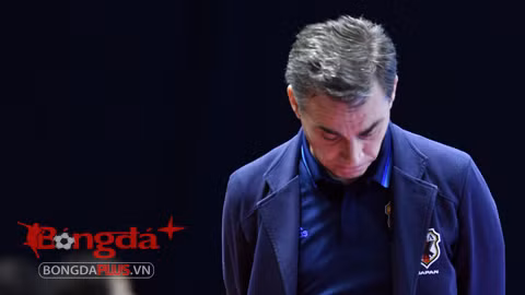 HLV ĐT Futsal Nhật Bản ngán ngẩm sau trận thua muối mặt trước Kyrgyzstan. Ảnh: Bongdaplus.