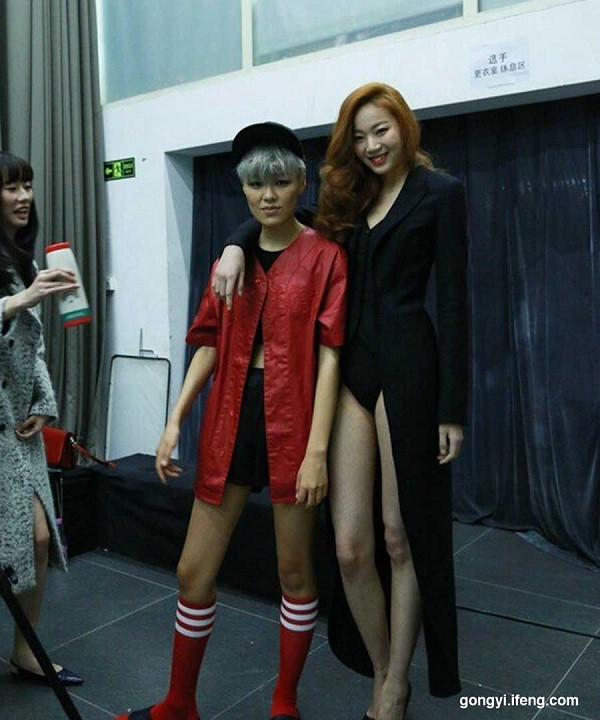 Ban đầu Lei có ước mơ được trở thành giáo viên dạy trẻ nên cô dành hầu hết thời gian vào việc học hành và thi cử. Tuy nhiên khi nhận thấy tiềm năng của cô, bạn bè và thầy cô trong trường đã thuyết phục Lei tham dự cuộc thi “Supermodel” – một bước ngoặt lớn trong cuộc đời của cô gái này.