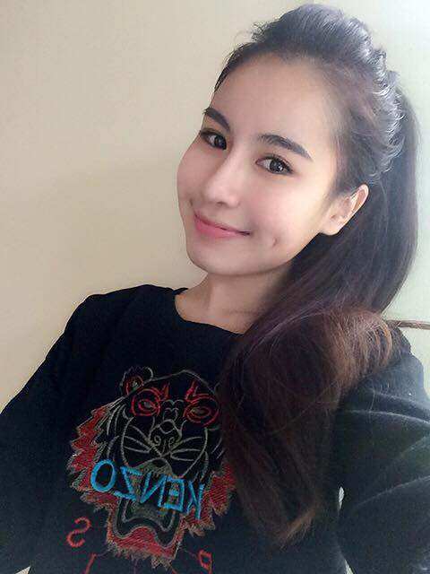 Cô nàng xinh đẹp này đã bắt đầu cuộc tân trang nhan sắc của mình bằng việc gọt cằm, nhấn má núm rồi sau đó là nâng mũ và cắt mí. Bên cạnh đó, cô nàng này còn tắm trắng để có một làn da lán mịn.