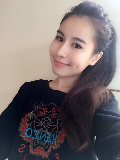 Cô nàng xinh đẹp này đã bắt đầu cuộc tân trang nhan sắc của mình bằng việc gọt cằm, nhấn má núm rồi sau đó là nâng mũ và cắt mí. Bên cạnh đó, cô nàng này còn tắm trắng để có một làn da lán mịn.