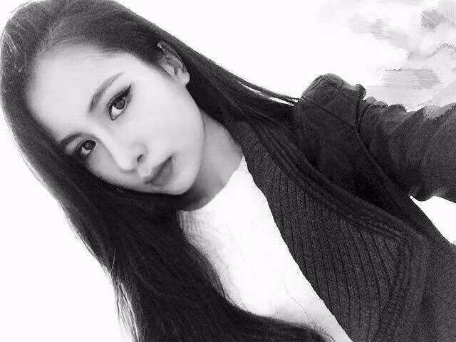 Sau khi cho đăng tải những đoạn chia sẻ thủ nhận mình phẫu thuật thẩm mỹ, Hạ Linh đã nhận được rất nhiều tin nhắn xin tư vấn thẩm mỹ.