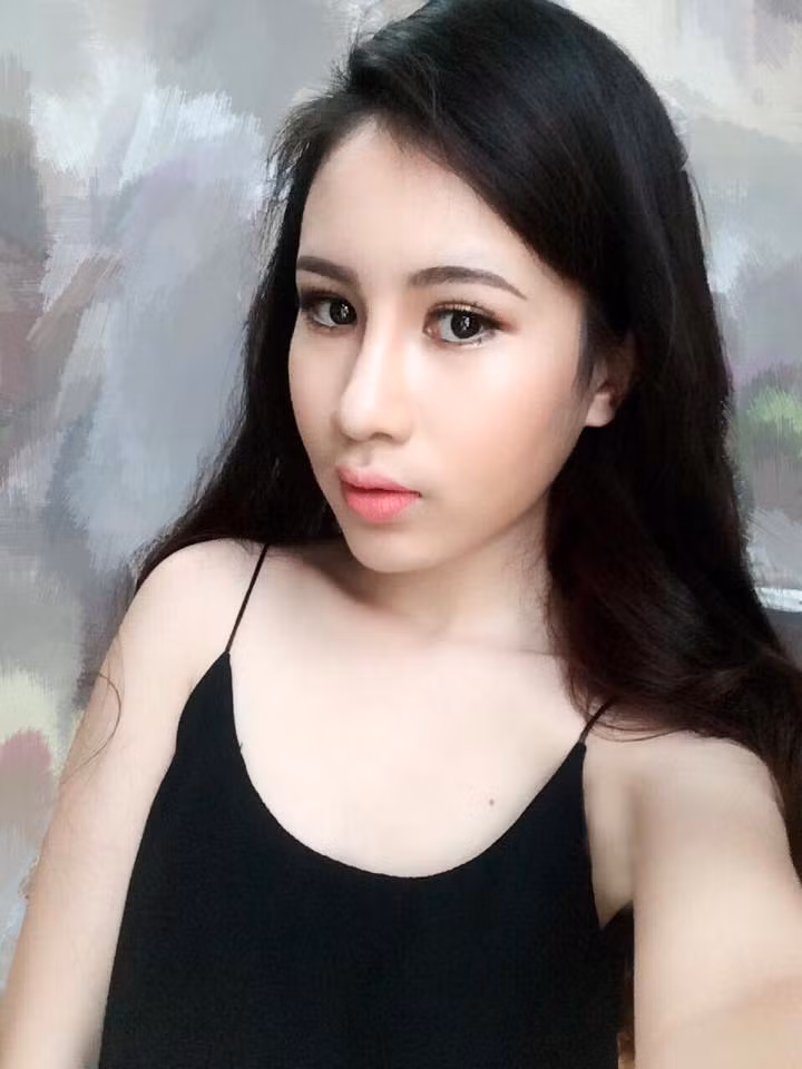 Với những thay đổi trong quan điểm sống, giờ đây chuyện phẫu thuật thẩm mỹ đã chẳng là điều "ghê gớm, xa lạ" đối với nhiều người. Thế nhưng đối với Hạ Linh, cô dũng cảm thừa nhận vẻ đẹp của mình không phải tự nhiên mà đã qua phẫu thuật thẩm mỹ.