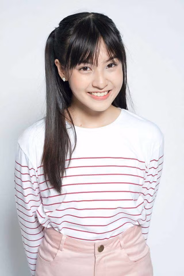 Nguyễn Lâm Thảo Tâm (SN 2000) hiện là học sinh lớp 12 trường THPT Đinh Thiện Lý TP HCM, nữ sinh 10X này từng gây ấn tượng khi vượt qua 7000 ứng cử viên để đại diện Việt Nam tham dự Diễn đàn lãnh đạo trẻ thế giới vào tháng 8/ 2016 tại Brazil.