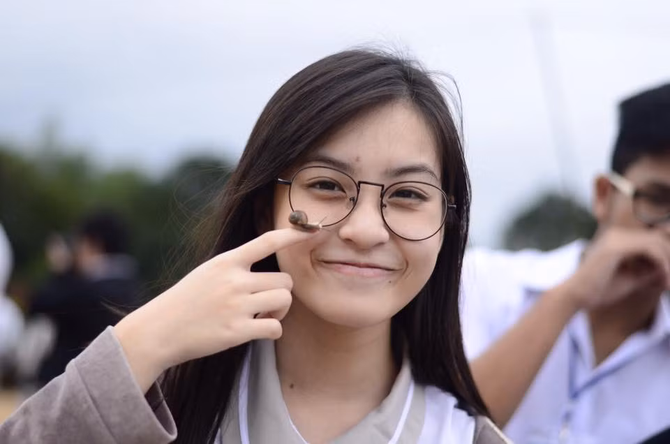 Không chỉ gây ấn tượng bằng bảng thành tích học tập "đỉnh của đỉnh", nữ sinh "con nhà người ta" này còn gây nhớ nhung cho cộng đồng mạng, đặc biệt là 500 anh em nhờ nhan sắc cực đẹp của mình.