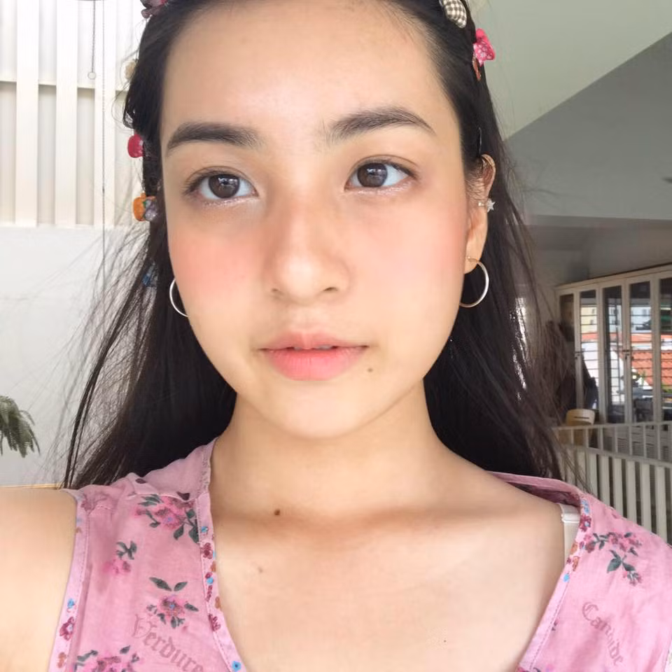 Gương mặt trái xoan ưa nhìn cùng những đường nét ngũ quan chỉnh tề, làn da trắng hồng dễ thương, Thảo Tâm bị nhiều người tưởng nhầm là nữ sinh Nhật Bản nào đó, nhưng thực chất cô bạn này thuần Việt 100%.