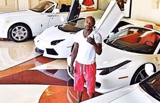 Ngoài sở thích khoe chiến tích để "hù dọa" đối thủ, "độc cô cầu bại" Mayweather còn thích khoe khoang của cải của mình. Số tiền kiếm được rất nhiều tiền từ boxing được Mayweather "nướng" vào những siêu xe đắt tiền. Hầu như những siêu phẩm xe hơi nào mới ra lò, Mayweather đều sở hữu.