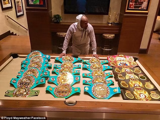 Mới đây, tờ Daily Mail đã cho đăng tải bức hình tay đấm Floyd Mayweather khoe khoang chiến tích của mình sau 19 năm tham gia làng boxing thế giới.