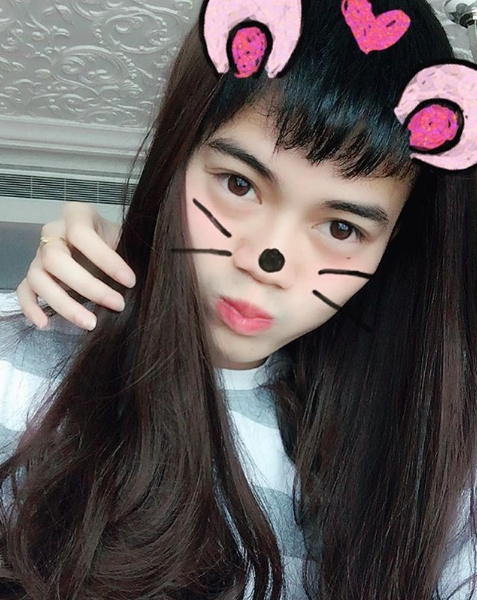 Đội tóc giả chụp ảnh ư? chuyện này chẳng có gì đáng xấu hổ cả. Văn Toàn sẵn sàng chia sẻ cho fan và bạn bè thấy.