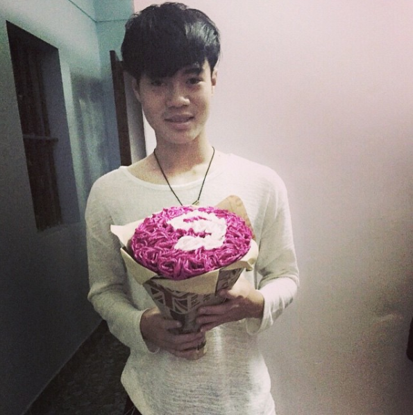 Do ảnh hưởng bởi đam mê các sao Hàn Quốc mà Văn Toàn sẵn sàng mặc phong cách unisex khi rời xa sân bóng.