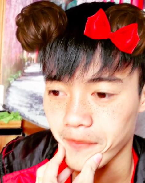 Ai cũng biết tiền đạo Nguyễn Văn Toàn có niềm đam mê cháy bỏng với các ca sĩ Hàn Quốc nhưng bên cạnh đó anh chàng này cũng có một sở thích siêu dị đó là tự đăng những bức ảnh dìm hàng mình trên trang mạng xã hội Instagram.