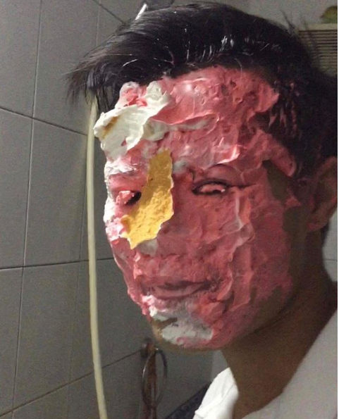 Thay vì đăng những bức ảnh đẹp trai long lanh trên sân bóng hay đời thường thì Văn Toàn lại chia sẻ những bức ảnh tự dìm hàng mình mà chẳng ai dám nghĩ rằng sẽ cho mọi người thấy.