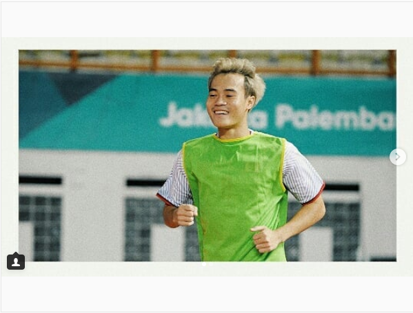 "Mở mắt ra Toàn ơi! mở ra thì mới chạy được chứ". Một fan đã chia sẻ trên trang cá nhân của Văn Toàn và ngay lập tức được anh chàng tiền đạo này update lên tường nhà mình.