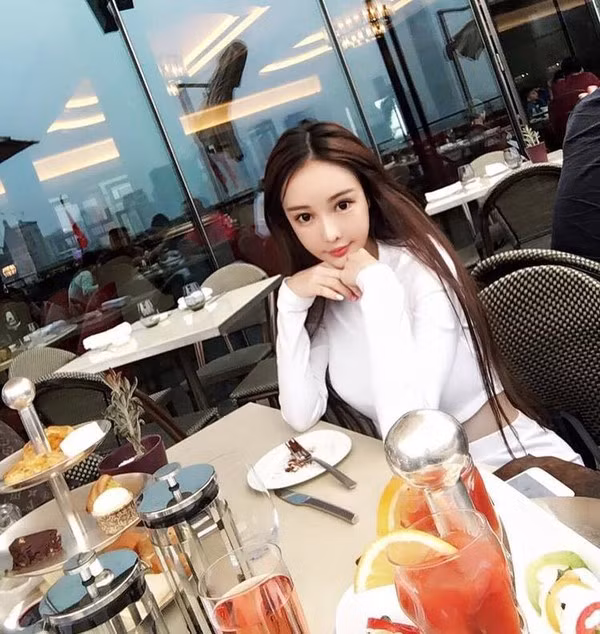 Hệ quả của việc xuất hiện khuôn mặt thật trên truyền hình, đã làm cho fanpage cá nhân của Kimmy Chichi giảm sút lượng người theo dõi nghiêm trọng. Từ 80.000 người xuống còn 70.000 người chỉ trong vòng chưa đầy 1 ngày.