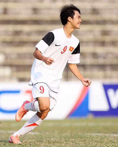 Nguyễn Văn Toàn cũng là một trong những cầu thủ của ĐT Việt Nam sở hữu chiều cao 1m68. Dù hạn chế về mặt thể hình, nhưng bù lại Văn Toàn được khoản tốc độ. Văn Toàn bứt tốc nhanh và thường thắng thế so với các đối thủ to lớn trong những pha nước rút.