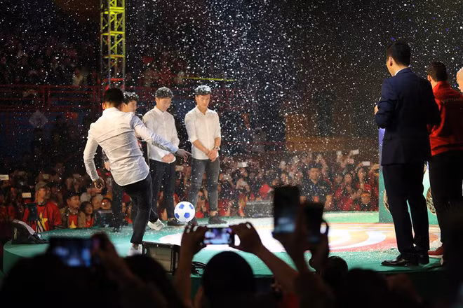 "Từ trước đến nay, hình ảnh một anh chàng mặc sơ mi trắng thường được gọi vui là "soái ca". Hôm nay, toàn đội U23 Việt Nam đã trở thành những "nam thần" đích thực trên sân khấu". Đó là những bình luận được dân mạng đưa ra ngay sau khi những hình ảnh của các người hùng của Việt Nam tại U23 châu Á.