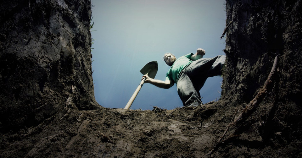 1. Đào huyệt chôn người chết - Với mức lương trung bình 30.700 USD một năm, đây được xem là một trong những công việc đáng sợ nhưng có thể mang lại mức thu nhập trung bình cho người lao động Mỹ. Để làm nghề này, người lao động chỉ cần trình độ phổ thông. Theo trang tuyển dụng PayScale, đào huyệt chôn người chết sẽ có lợi thế trong tương lai vì xã hội luôn có nhu cầu. Ảnh: Getty Images.