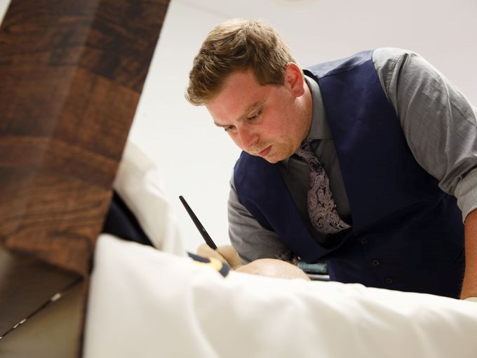 8. Người phụ trách tang lễ - Ướp xác, hỏa tang người chết là một trong những công việc chính của người phụ trách tang lễ. Ngoài ra, họ cũng là một tay chính đảm trách các công việc quản lý cũng như hậu cần tại đám tang. 46.600 USD là thu nhập bình quân hàng năm của người làm nghề này. Họ được yêu cầu phải có bằng đại học hoặc cao đẳng liên kết. Ảnh: Des Moines Register.