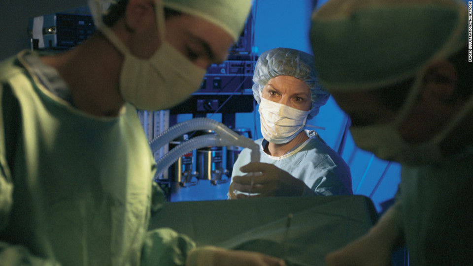 3. Xét nghiệm máu - Tại Mỹ, công việc lấy máu, xét nghiệm, phân phối và trả kết quả kiểm tra mang lại thu nhập trung bình khoảng 31.200 USD/năm cho người lao động. Do đặc thù nghề nghiệp liên quan sức khỏe con người nên người làm công việc này tối thiểu phải có chứng chỉ hành nghề. Ảnh: CNN.