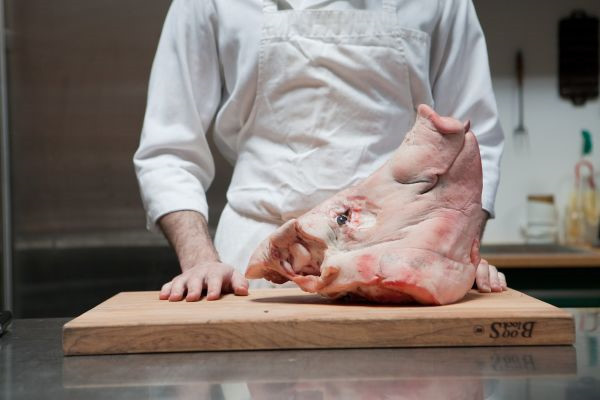 2. Giết mổ động vật - Ổn định và nhỉnh hơn so với công việc đào huyệt, mỗi năm, người giết mổ và bán thịt động vật có thu nhập khoảng 31.100 USD, tức trung bình gần 2.600 USD/tháng. Tương tự các công việc phổ thông khác, người lao động tham gia giết mổ động vật không yêu cầu cao về học thức, bằng cấp. Ảnh: Getty Images.