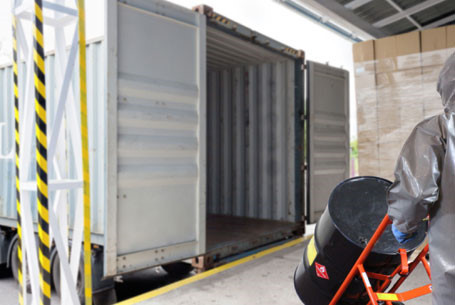 6. Vận chuyển chất thải độc hại - Với mức thu nhập trung bình 42.100 USD mỗi năm, người lao động tham gia công việc này phải thường xuyên tiếp xúc với các chất thải độc hại. Nhiệm vụ của họ là vận chuyển, xử lý và tiêu hủy chúng đúng quy trình để không ảnh hưởng môi trường bên ngoài. Công việc này cũng yêu cầu lao động chỉ cần tốt nghiệp phổ thông. Ảnh: Lion Technology.