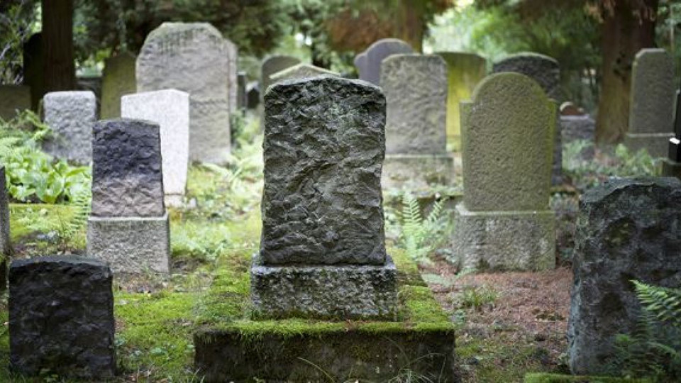 7. Quản lý nghĩa trang - Tính chất rùng rợn của công việc ngày càng tăng lên, người quản lý nghĩa trang phải sống tại nơi có hàng nghìn mồ mả. Họ phải đảm bảo rằng cây cối, mảng xanh trong khuôn viên nghĩa trang luôn được cắt, tỉa gọn gàng. Một số trường hợp, họ cũng phải quản lý luôn hỏa táng. Công việc này phù hợp cho những người lao động phổ thông và mang lại thu nhập trung bình 45.900 USD/năm. Ảnh: Fox News.