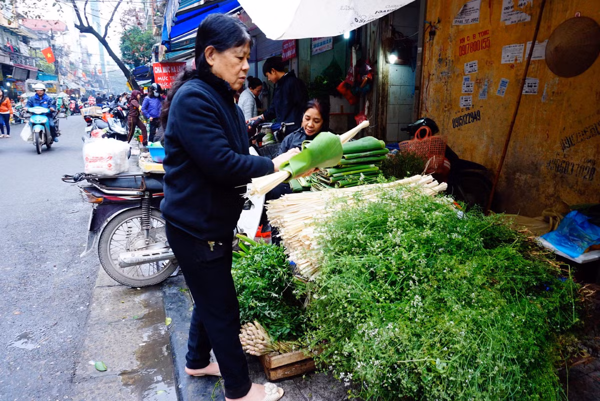 Giá rau xà lách ngày thường chỉ có 6.000 đồng/kg nhưng sau Tết có nơi bán tới 20.000 đến 25.000 đồng/kg với lý do là khan hàng.
