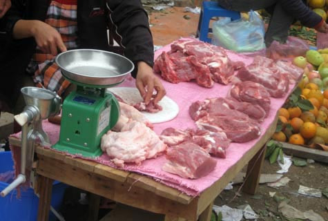 Riêng các loại thịt lợn, bò, gà giá cả có tăng nhưng không nhiều so với trước Tết. Sáng mùng 3, giá thịt lợn thăn 120.000 đồng/kg; thịt lợn mông giá 100.000 đồng/kg; thịt bò thăn loại 1 giá 260.000 đồng/kg; gà ta sống có giá 110.000 đồng/kg.