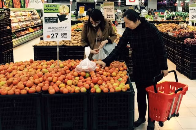 Nỗi lo giá thực phẩm tăng đột biến sau Tết Nguyên đán đã trở thành hiện thực với các bà nội trợ. Theo ghi nhận tại nhiều chợ dân sinh ở Hà Nội, giá cà chua thường ngày chỉ có 27.000 - 30.000 đồng/kg thì những ngày sau Tết đã chạm ngưỡng 70.000 đồng/kg.