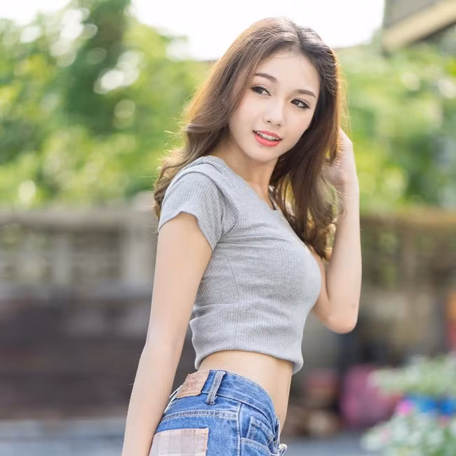 Với phong cách mới, Namkhing Kanyapak trông trưởng thành và đẹp mặn mà hơn, những đường cong đẹp trên cơ thể của nữ y tá này được dịp "lộ hàng" với nhiều người.