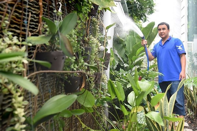 Quyền Linh tên thật là Mai Huyền Linh, sinh năm 1969. Anh nổi tiếng qua các phim "Người Hà Nội" (1995), "Những nẻo đường phù sa" (1997), "Đồng tiền xương máu" (1999), "Giao thời" (2000)... Anh còn được chú ý khi làm MC chương trình "Vượt lên chính mình", “Bạn muốn hẹn hò”.... Anh kết hôn với bà xã Dạ Thảo năm 2005 và có hai con gái là Lọ Lem và Hạt Dẻ.