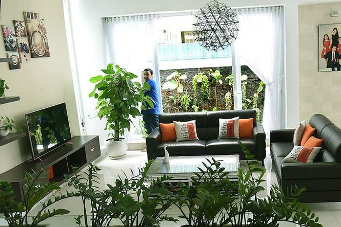 Hai vợ chồng Quyền Linh có chung sở thích với các loài cây và hoa nên căn biệt thự luôn ngập tràn sắc xanh.