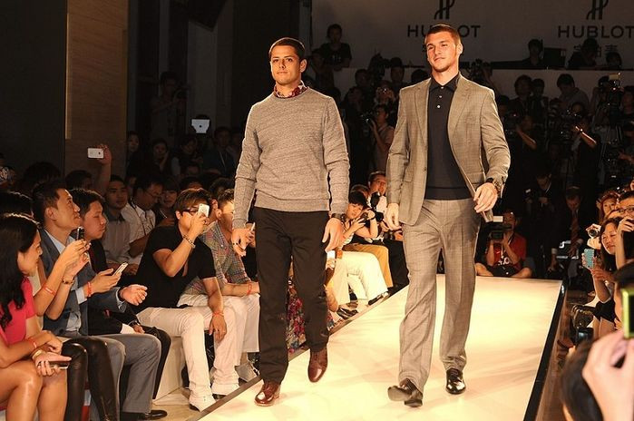 Thủ môn Sam Johnstone của CLB Aston Villa và Javier Hernandez của CLB West Ham United trong buổi trình diễn cho thương hiệu đồng hồ cao cấp.